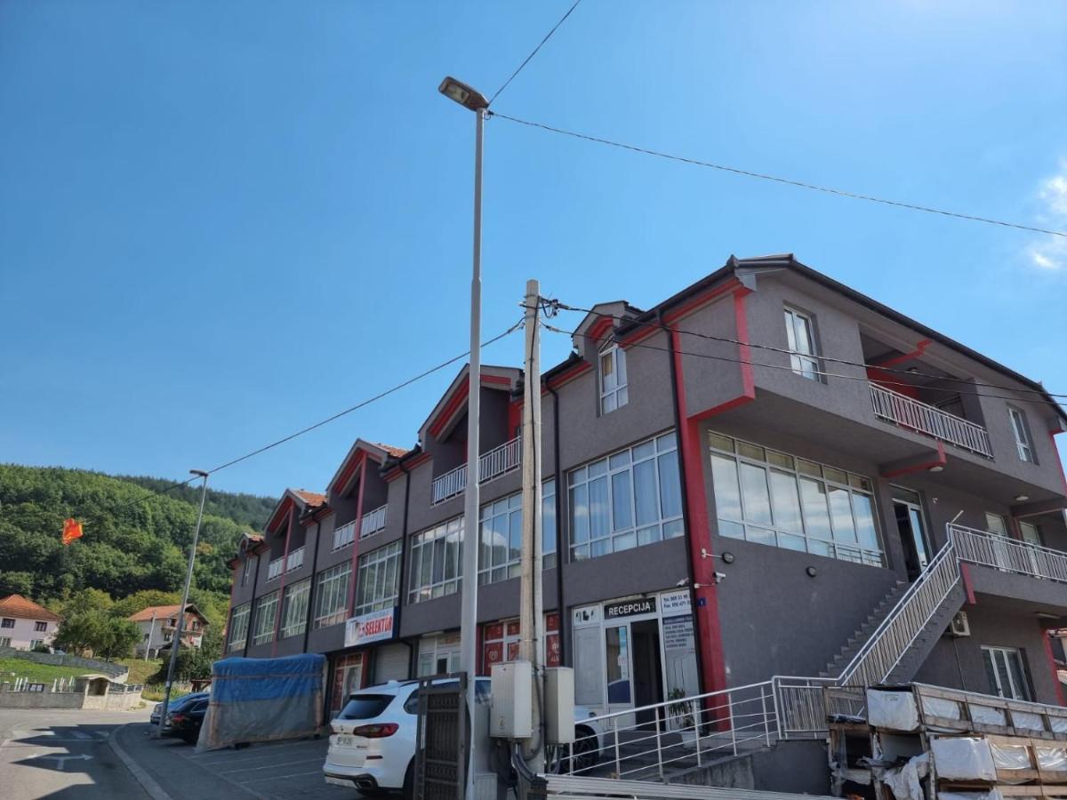 Apartmani Selektor Бело Поле Екстериор снимка