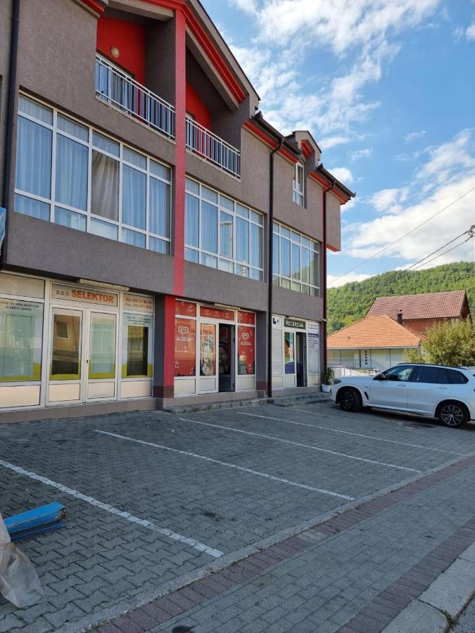Apartmani Selektor Бело Поле Екстериор снимка